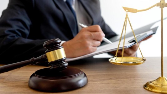 Suspenden a un abogado por asesor a una mujer para que mate a su ex y parezca legítima defensa