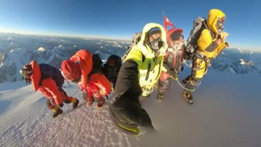 Llegaron a la cima de la segunda montaña más alta del mundo, abrazados y cantando