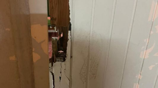 La familia del ladrón "rompepuertas" devolvió la consola y pidió disculpas