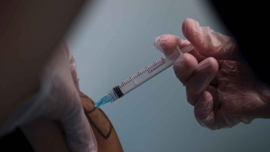 Madrid suspendió la vacunación por dos semanas por la falta de dosis