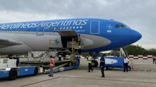 Vacuna Sputnik: aterrizó el avión con 220 mil dosis para Argentina y 20 mil para Bolivia