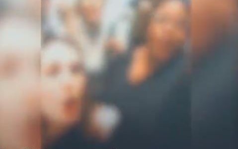 Investigan a policías franceses por romper el toque de queda para bailar "La Macarena"