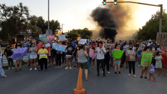 Vecinos de la zona sur indignados con la inseguridad cortaron la avenida Armada Argentina
