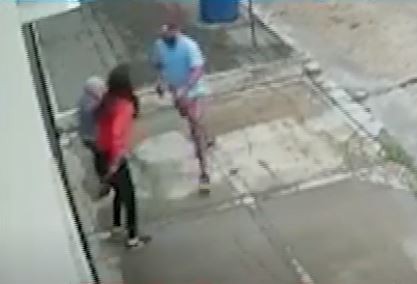 Video: Violento asalto a una mujer con su hijo pequeño en Quilmes