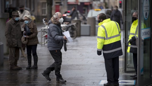 Inglaterra incrementa los testeos de coronavirus tras detectar la cepa sudafricana