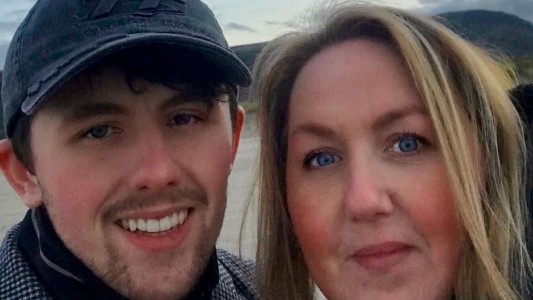 El joven que le cantó por teléfono a su madre que agonizaba por coronavirus