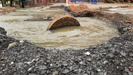 Vecinos reclaman que hace un mes hay desbordes cloacales en el barrio