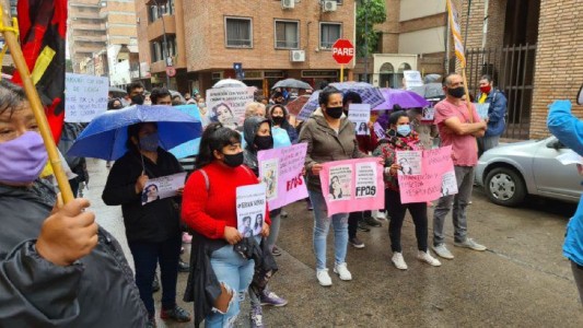 Reclaman justicia frente a consulados paraguayos por la muerte de dos nenas argentinas de 11 años