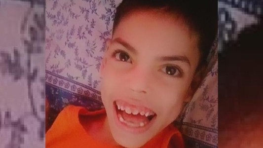 Tiene parálisis cerebral, su mamá lo abandonó y su abuela organiza una rifa para comprarle una silla de ruedas