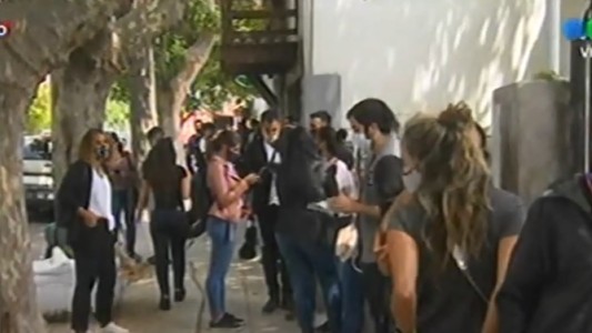 Hubo tres cuadras de fila para conseguir empleo en un bar de Mar del Plata