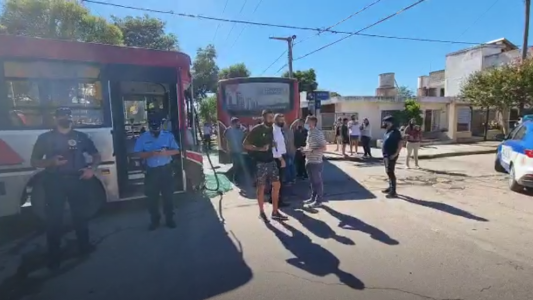 VIDEO: así quedaron los colectivos urbanos tras el choque con heridos en Córdoba