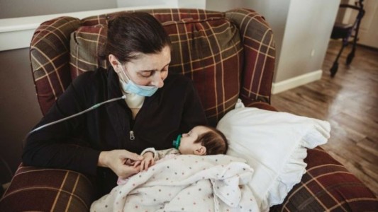 Se contagió coronavirus, quedó en coma, dio a luz y conoció a su bebé tres meses después