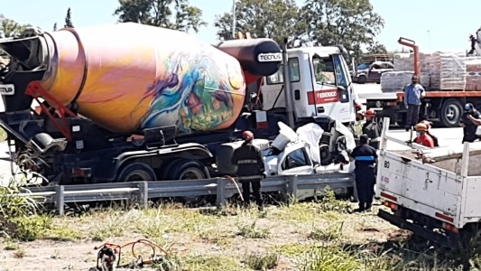 Un camión aplastó un auto en Circunvalación: un muerto y una mujer grave