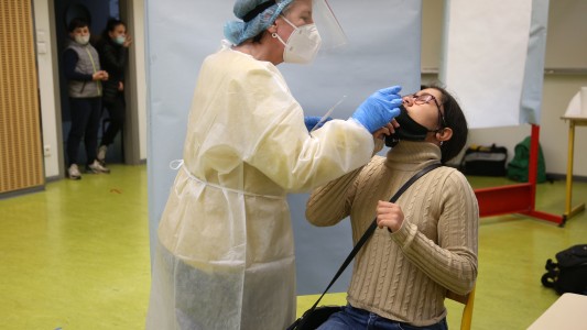 Francia descartó un nuevo confinamiento pese al avance de las nuevas cepas del coronavirus