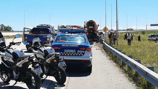 Un camión cementero aplastó a un auto con dos ocupantes