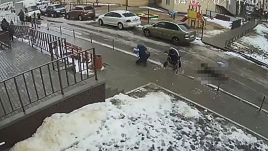 Se quitó la vida tirándose desde un piso 17, cayó sobre un bebé y lo mató frente a su madre