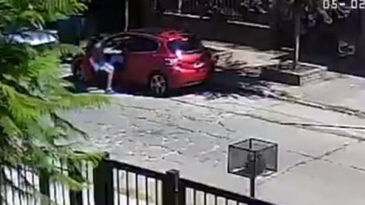 Violento asalto a la madre de una diputada: la empujaron del auto y tiraron sobre el asfalto