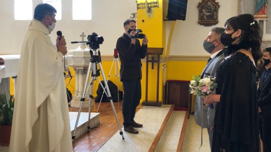 Un varón cis y una mujer trans se casaron por iglesia en Tierra del Fuego