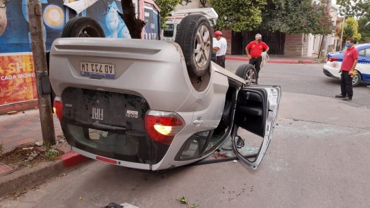 Heridos leves tras impactante vuelco en barrio Güemes
