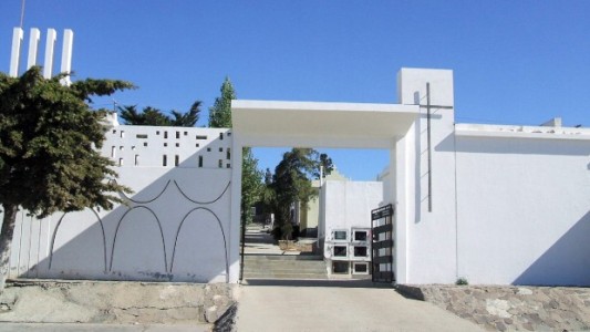 Caleta Olivia: dos jóvenes borrachos abrieron un ataúd para despedirse de un familiar que había muerto de coronavirus