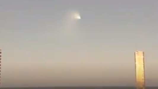 Sorpresa en redes sociales tras grabar a un OVNI: resultó ser un misil balístico