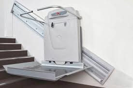 Obra social deberá colocar "salvaescaleras" en la vivienda de un anciano al que le amputaron las piernas