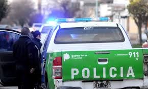 Una pareja de policías le robó a dos jóvenes