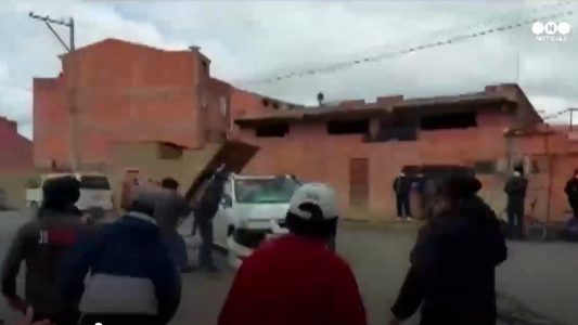 Vecinos en acción: vuelcan una camioneta donde escapaban ladrones