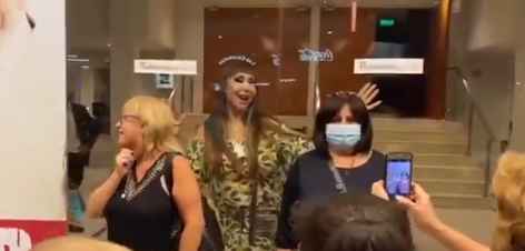 Teatro en pandemia: Moria Casán mostró el protocolo para saludar al público