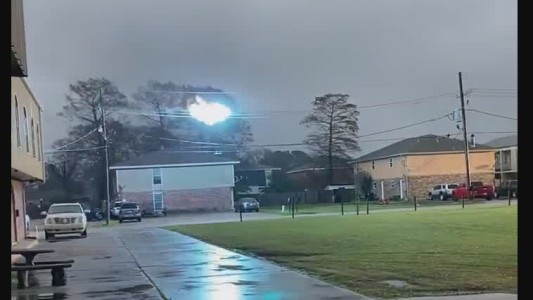 Una "bola de fuego" atravesó un tendido eléctrico y dejó a miles sin luz