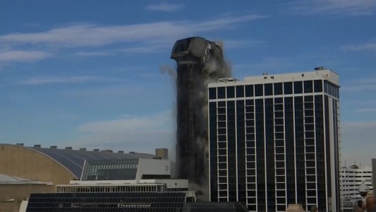 Implosión deja un hotel Trump Plaza reducido a escombros