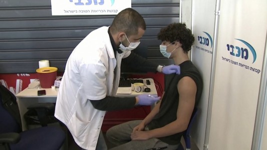 Cómo Israel llegó a ser el país más cercano a inmunizar a su población