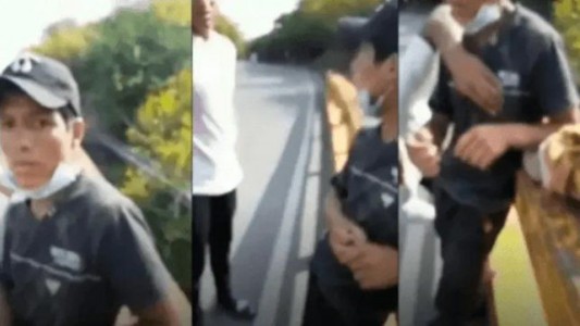 Grabaron cuando tiraban a un joven de un puente: está desaparecido
