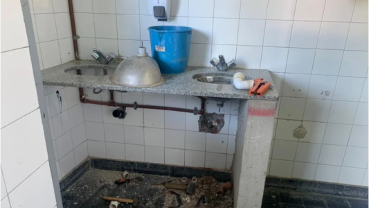 Alumnos a clases con baño “unisex”