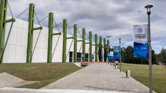 Aglomeración de gente que intentó vacunarse en FERIAR y no pudo