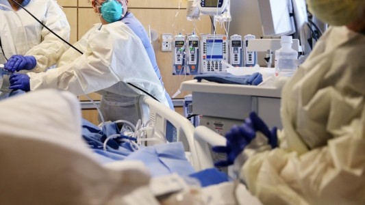 Murió por coronavirus tras recibir un trasplante de una donante infectada