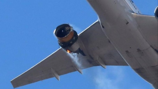 Video: aterrizaje de emergencia tras incendiarse la turbina de un avión