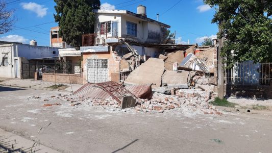 Villa El Libertador: se derrumbó su casa salvo la habitación en la que se encontraba dentro
