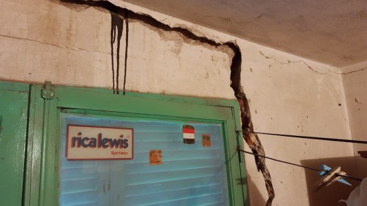 Villa el Libertador: otra casa en peligro de derrumbe por las napas