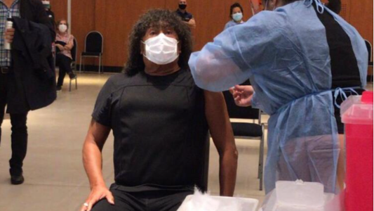 La “Mona” Jiménez se vacunó contra el coronavirus