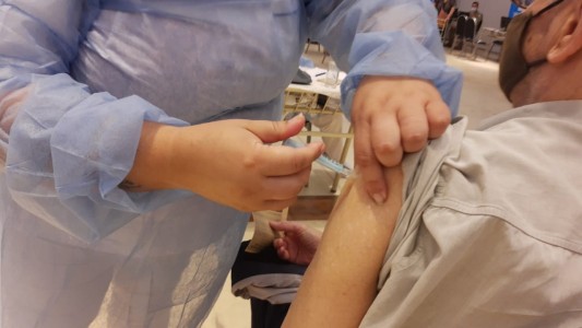 Más de 800 nuevos casos y 6 fallecidos por coronavirus en Córdoba