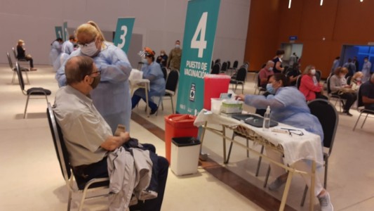 Mayores de 70 años: cómo gestionar un turno para vacunarse contra el COVID