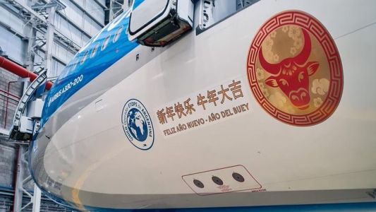 Partió el vuelo de Aerolíneas Argentinas para traer vacunas Sinopharm de China e inmunizar a 500 mil personas