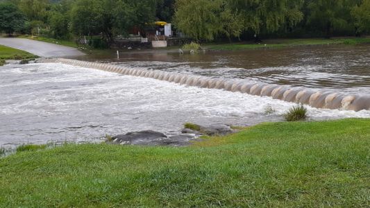 Las lluvias hicieron crecer los ríos y se abrieron las dos válvulas del lago San Roque