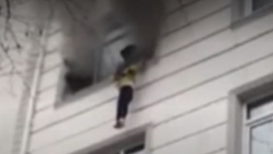 Video: el momento en que una madre tira a sus hijos desde un cuarto piso para salvarlos de un incendio