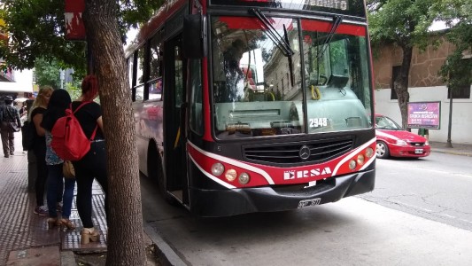 Se permitirá que viajen hasta 20 personas paradas en el transporte público de pasajeros