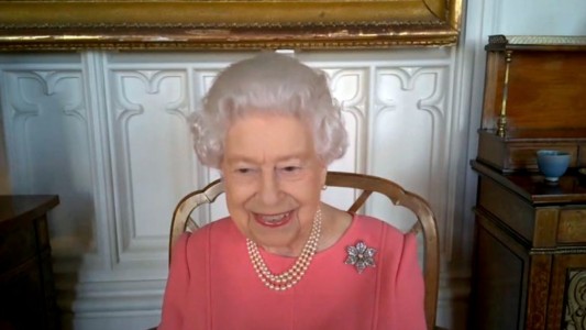 La reina Isabel pide a los británicos que se vacunen contra el coronavirus