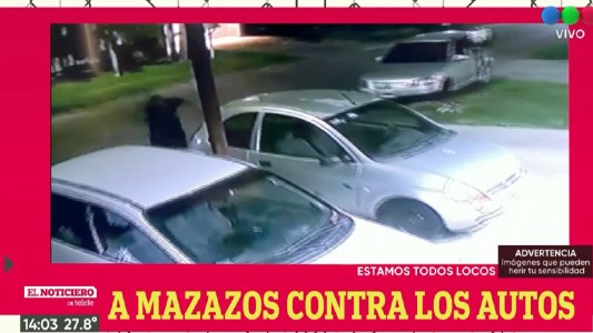 VIDEO: le molestaba la música alta y rompió a mazazos dos autos estacionados