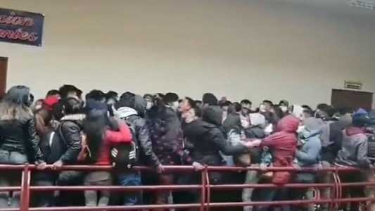 Video: tres muertos al ceder una baranda en una universidad de Bolivia