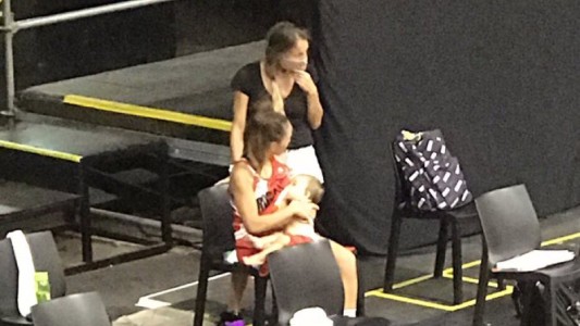 Madre y jugadora: Aprovechó el entretiempo para amamantar a su hijo y se hizo viral